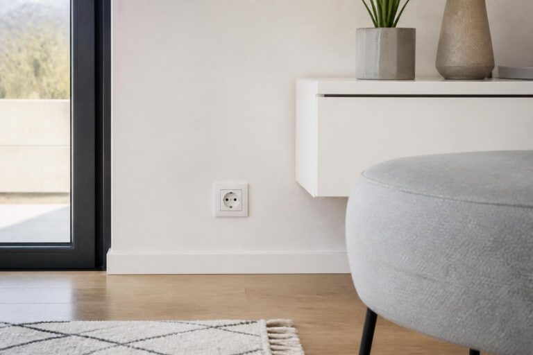 découvrez les normes à respecter en 2026 pour la hauteur des prises électriques, afin d'assurer sécurité et conformité dans vos installations électriques.