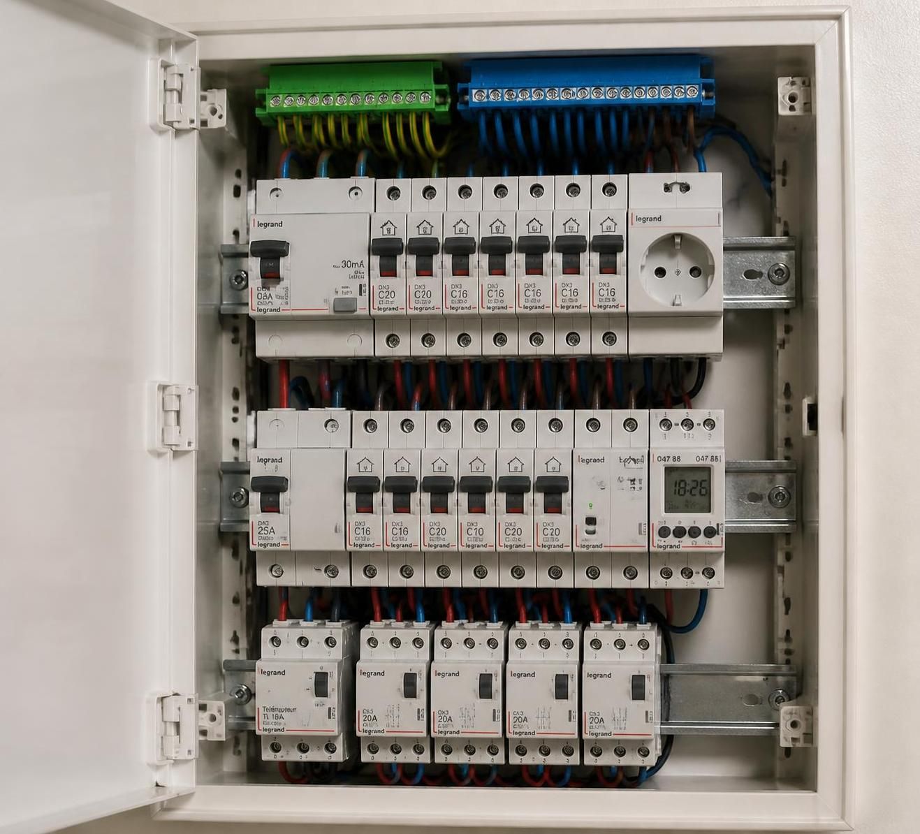 découvrez les tarifs estimés pour un changement de tableau électrique en 2026, les facteurs qui influencent le prix et des conseils pour bien choisir votre électricien.