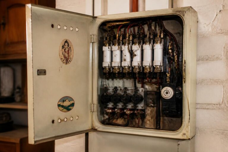 découvrez tout ce qu’il faut savoir sur le tableau électrique des années 1970 : caractéristiques, sécurité, mises à jour indispensables et conseils d'experts pour une installation conforme.